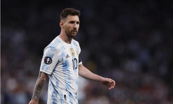 杨幂修改高定走红毯，模特穿时上半身露点，杨幂加了内衬效果惊人